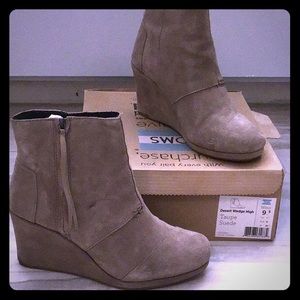 TOMS Desert Wedge High in Taupe sz 9.5